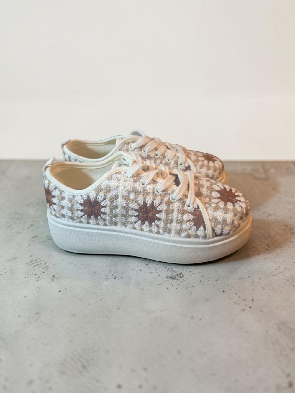 NWOT DL 1990 Women’s Cream, Brown &  Crochet Platform Sneakers SIZE 8. - Picture 3 of 8